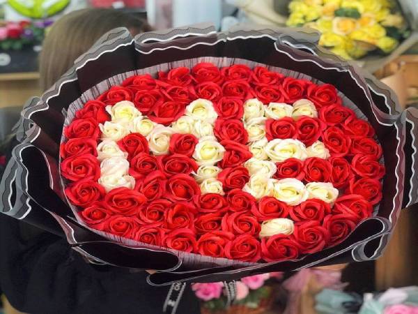 Hoa tươi và thiệp viết tay