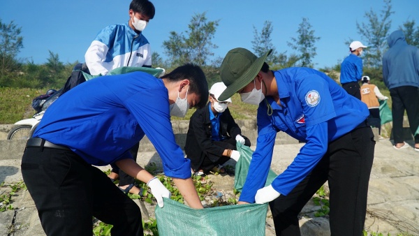 Ra quân dọn vệ sinh, thu gom rác thải