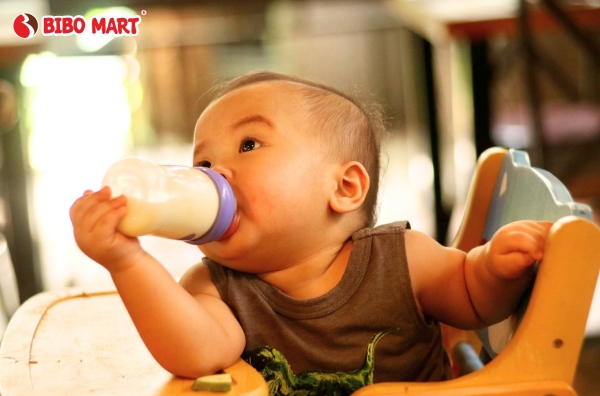 Quan sát kỹ phản ứng của bé khi sử dụng sữa để đánh giá mức phù hợp