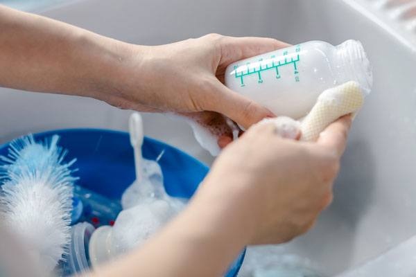 Rửa sạch tay và các dụng cụ trước khi pha sữa cho bé