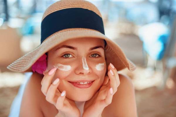 Cần bảo vệ da kĩ lưỡng khi dùng Retinol vào buổi sáng