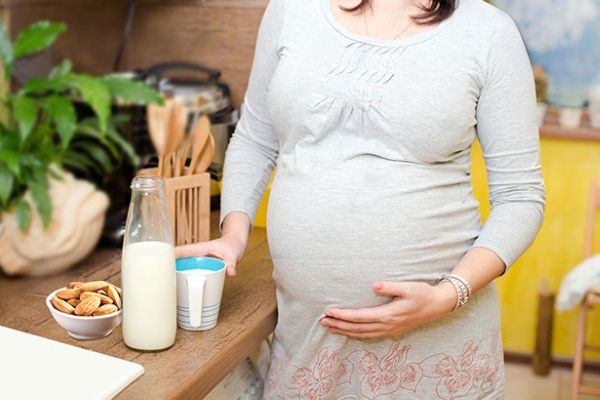 Mẹ bầu nên dùng sữa bầu xen kẽ cùng các bữa phụ khác trong ngày