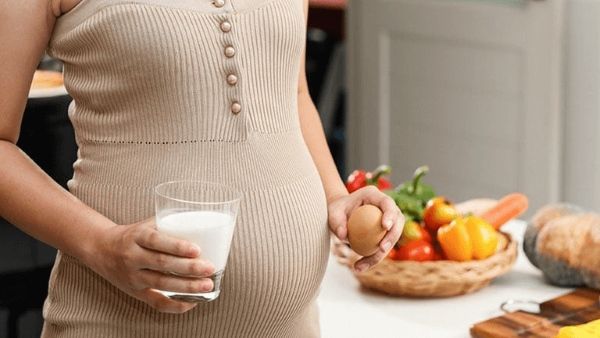 Mẹ bầu cần chú ý đến thành phần dinh dưỡng trong sữa bầu pha sẵn khi chọn mua