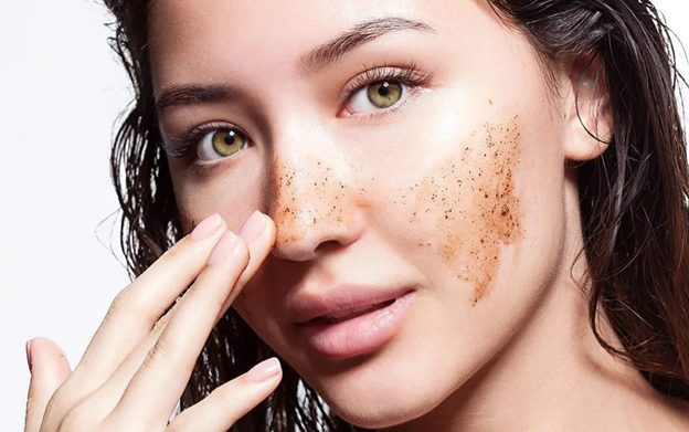 Tẩy da chết giúp loại bỏ tế bào cũ và thúc đẩy quá trình tái tạo da