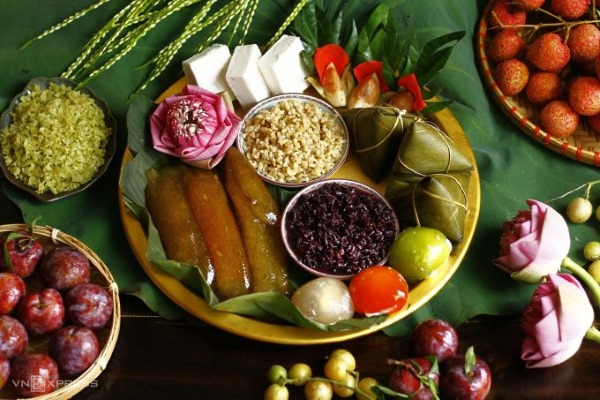 Mâm cúng ngày Tết Đoan Ngọ 5/5 gồm bánh gio và trái cây
