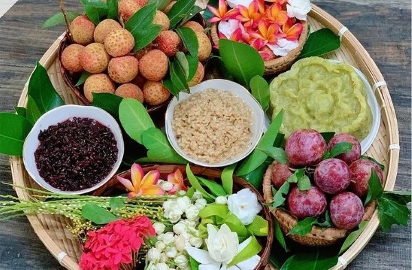 Cúng hoa quả, rượu nếp và những món ăn truyền thống địa phương vào dịp Tết Đoan Ngọ
