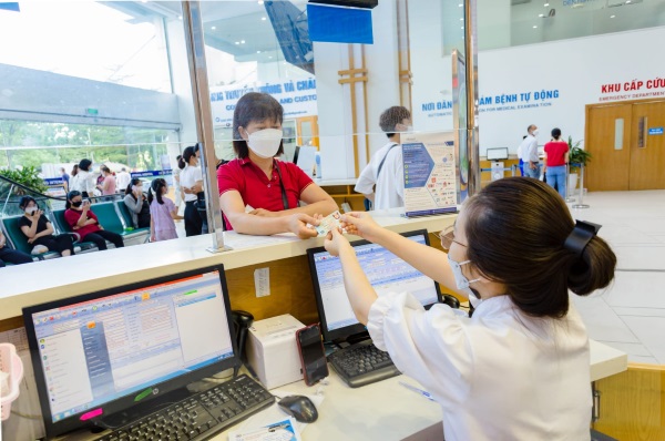 Người dân mang theo căn cước công dân gắn chip thi đi khám bệnh