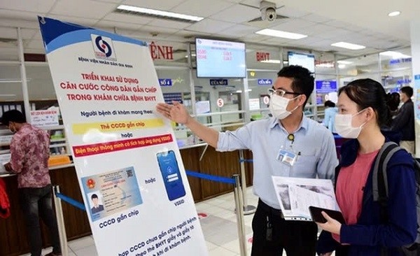 Những thắc mắc của người dân khi chuyển đổi BHYT xã hội