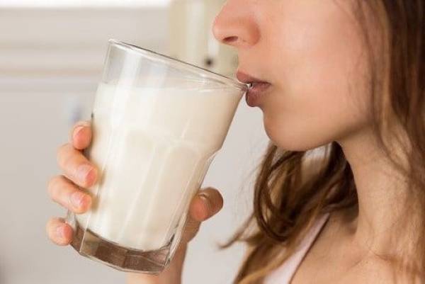 Mẹ bầu nên uống sữa sau bữa ăn chính để giảm tình trạng đầy hơi và khó tiêu