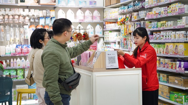 Nhân viên Bibo Mart tư vấn tận tình giúp ba mẹ lựa chọn sản phẩm phù hợp