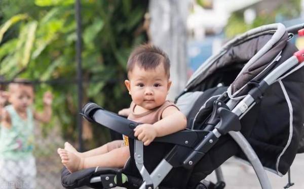 Xe đẩy ngồi em bé tiện lợi thoải mái dễ dàng di chuyển