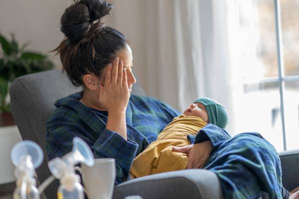 Sử dụng xe đẩy giúp ba mẹ giảm bớt gánh nặng khi bế con trong thời gian dài