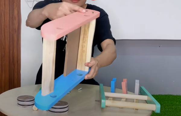 Cách lắp phần thân xe gà tập đi cho bé
