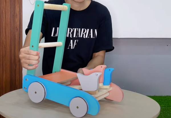 Hoàn thiện phần lắp xe tập đi con gà cho bé