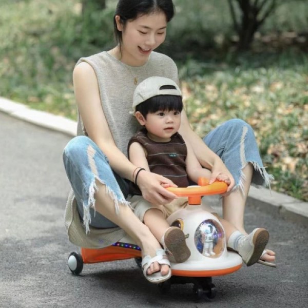 Bé cùng mẹ vui chơi và giải trí trên xe lắc