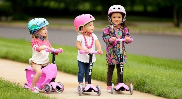 Bé rèn luyện thể chất với xe trượt scooter
