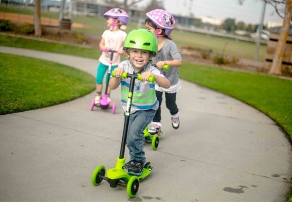 Xe scooter khuyến khích bé tham gia hoạt động ngoài trời