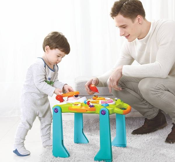 Phần bảng thông minh phía trước xe có thể tách rời để tạo ra trò chơi trí tuệ cho bé