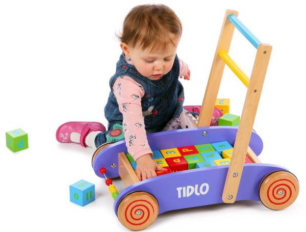 Bé hào hứng chơi và tập đi với xe gỗ tích hợp khối màu sắc sinh động.