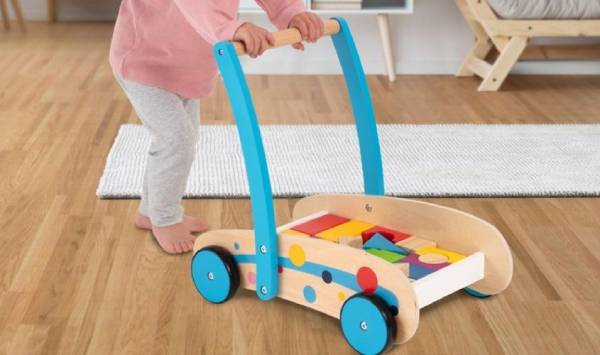 Bé tập đi an toàn với xe gỗ thiết kế chắc chắn và màu sắc bắt mắt