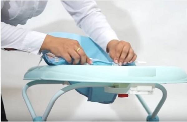 Lắp phần ghế tựa lưng vào thân xe