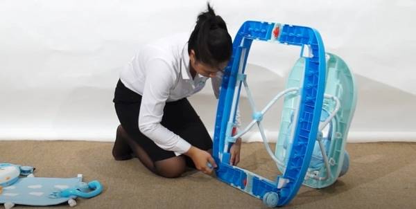 Lắp phần bánh xe vào xe tập đi tròn