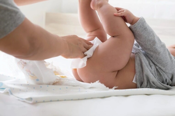 Ba mẹ cần lau sạch vùng da cho bé trước khi thay bỉm mới