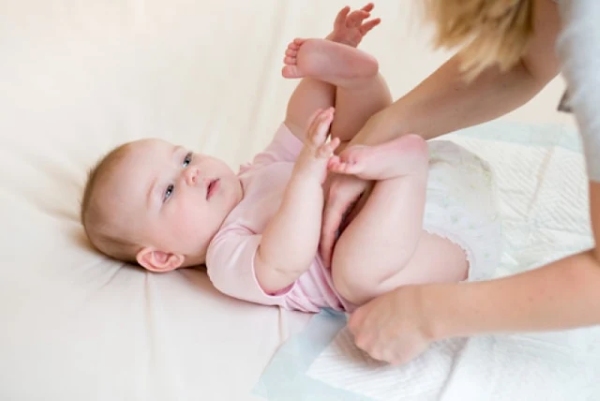 Mẹ có thể thoa lớp mỏng phấn rôm hoặc kem dưỡng để bảo vệ làn da bé
