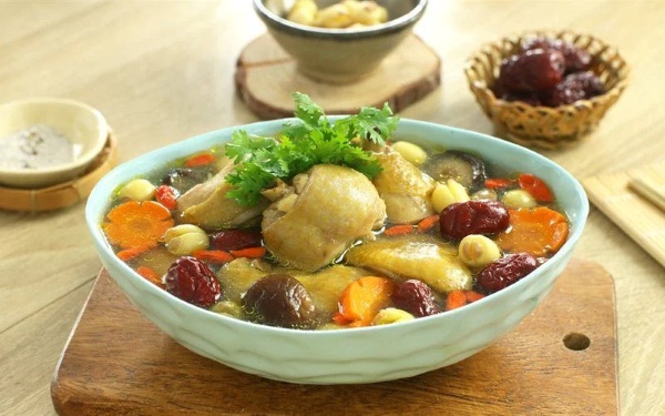 Canh gà hạt sen giúp an thần và hỗ trợ giấc ngủ ngon