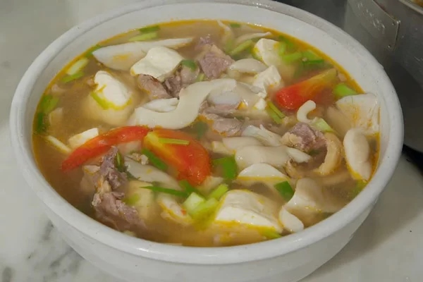 Canh nấm đậu non thanh mát nhẹ bụng thích hợp cho mẹ bầu mùa hè