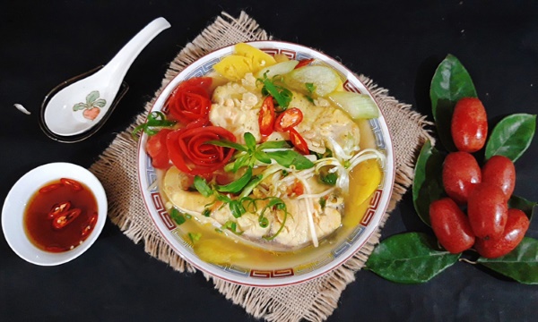 Canh cá nấu chua - món ăn truyền thống ngày hè của người Việt