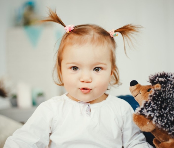 Tóc buộc cao nửa đầu hai bên cho những bé gái tóc ngắn