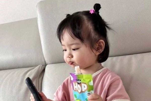 Tóc buộc nửa đầu hai chỏm nhỏ hai bên cho bé