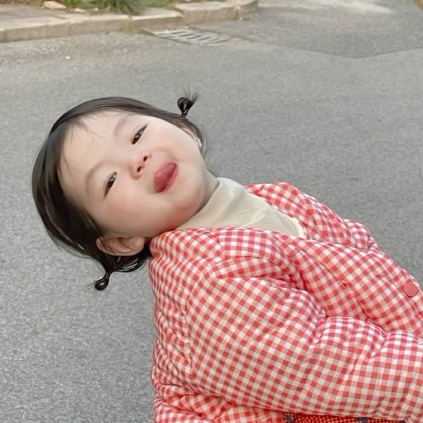 Buộc tóc hai bên chỏm thấp
