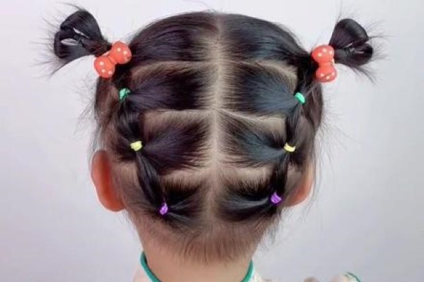 Buộc tọc nhiều tầng từ dưới lên giúp bé mát mẻ vào mùa hè