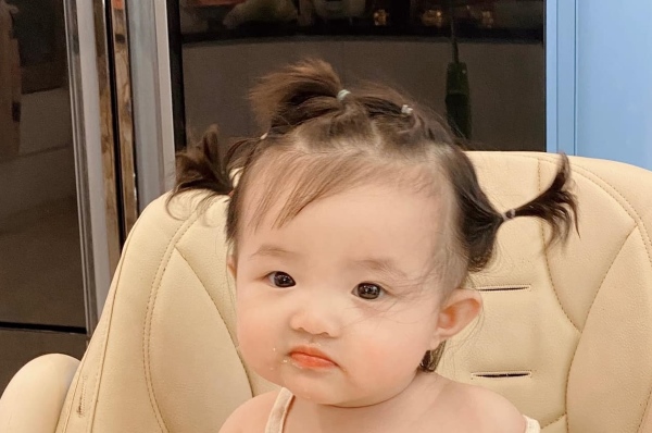 Buộc tóc bé thành nhiều chỏm nhỏ
