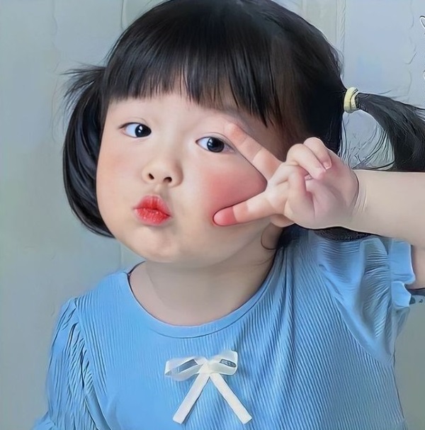 Tóc cột cao hai bên là một trong những cách buộc tóc đẹp để đi học