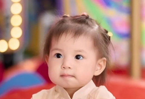 Kiểu buộc tóc nhiều phần nhỏ cho bé gái tóc ngắn