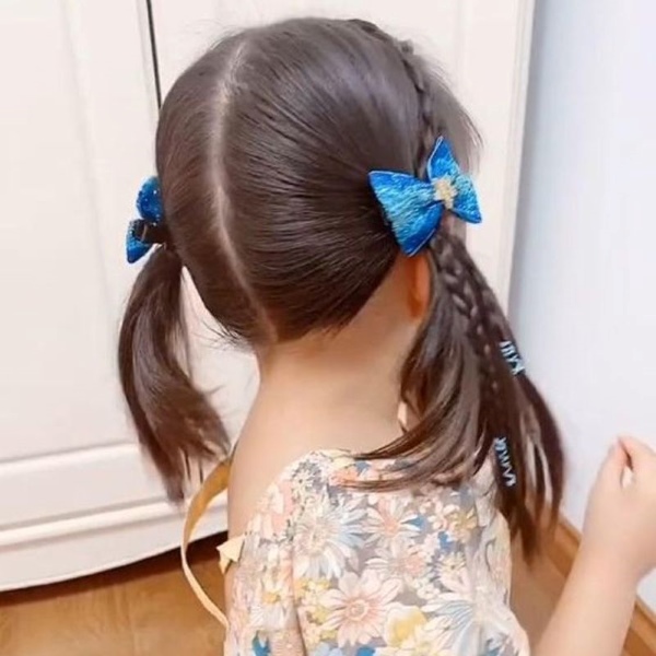 Tóc buộc cao kết hợp tết bím nhỏ chi bé