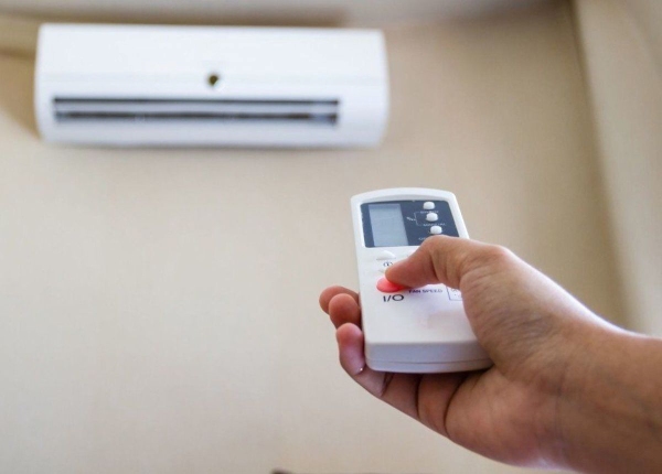 Kiểm tra mức độ làm mát của điều hòa trước khi vệ sinh