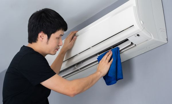 Sau khi vệ sinh xong cần lau sạch toàn bộ các bộ phận của điều hòa