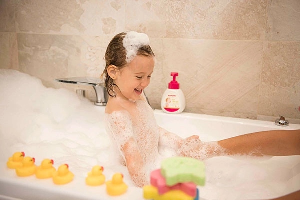 Sử dụng dung dịch vệ sinh bé gái an toàn và hiệu quả