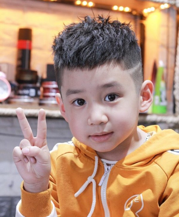 Kiểu tóc undercut cho bé trai kết hợp Mohican/Mohawk ngắn