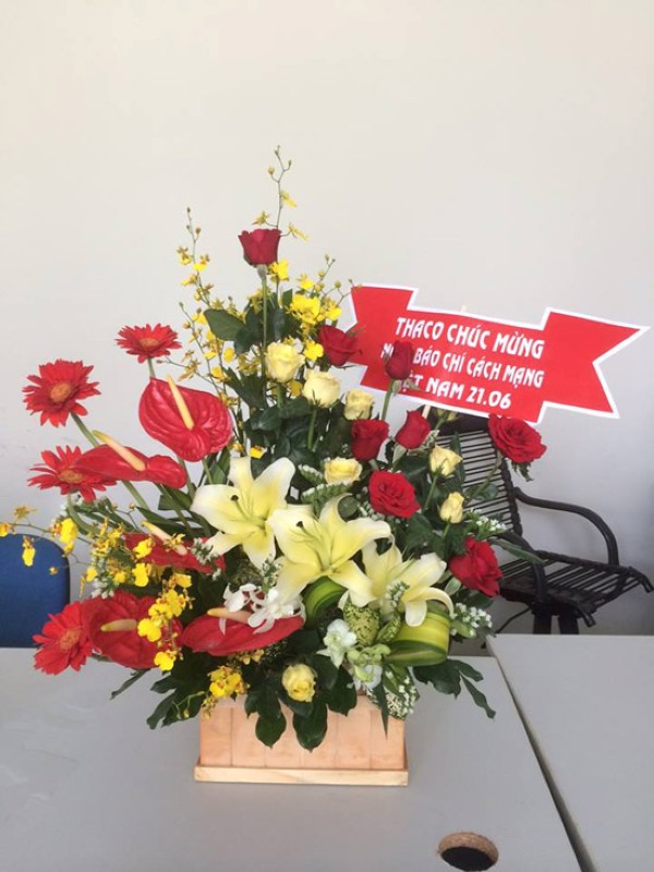 Hoa là lựa chọn quà tặng phổ biến trong ngày Báo chí Cách mạng Việt Nam