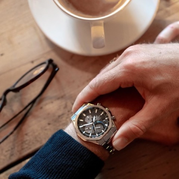 Đồng hồ là món phụ kiện thời trang được nhiều người yêu thích