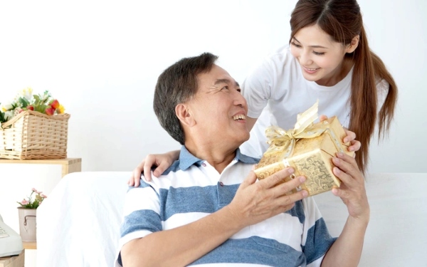 Quần áo cũng là lựa chọn quà tặng ý nghĩa cho cha