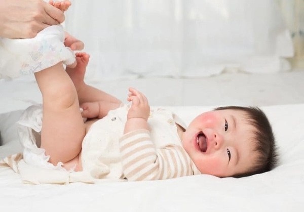 Trẻ dưới 6 tháng tuổi nên sử dụng tã dán Huggies cho bé