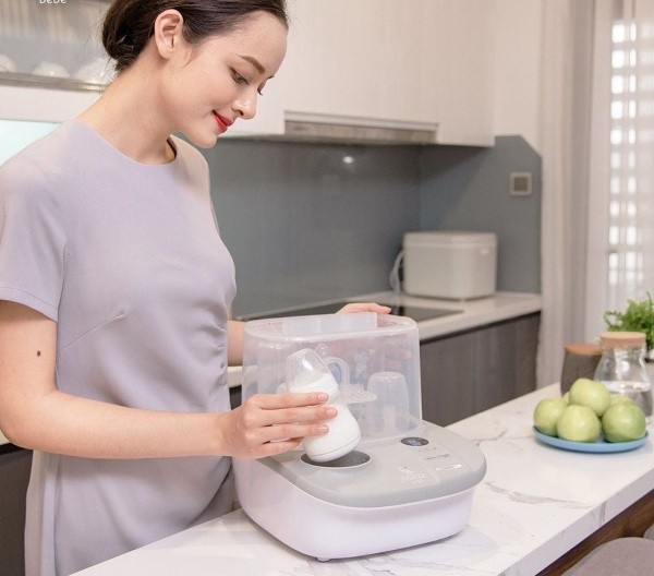 Nên rửa tay sạch bằng xà phòng trước khi chạm vào bình sữa đã tiệt trùng
