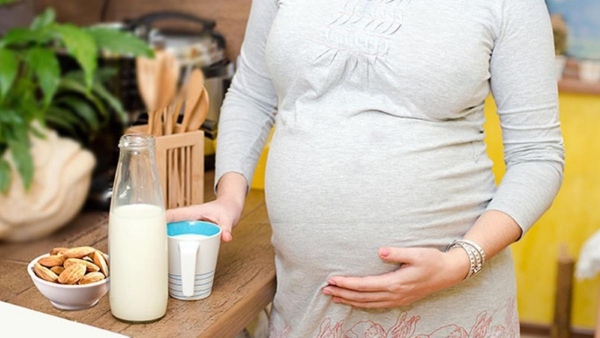 Mỗi ngày, mẹ nên duy trì 2-3 ly sữa bầu để đảm bảo cung cấp đủ vi chất cần thiết