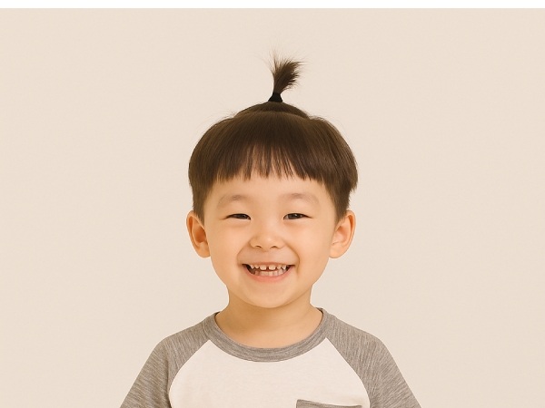 Tóc buộc chỏm một bên siêu đáng yêu cho bé trai